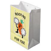 Rooting for you - fröhliche Karottentasche Mittlere Geschenktüte (Vorderseite Schrägansicht)