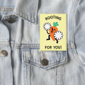 Rooting for You - fröhlicher Karottenknopf Button (Insitu)