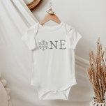 RORY Snowflake ONE 1st Birthday Party Baby Baby Strampler<br><div class="desc">Dieser Baby-One-Jumper verfügt über eine silberne glitzernde Schneeflocke und das Wort "eins" für eine Winter-Wunderland-Geburtstagsparty. Pair mit allem aus der Rory-Kollektion für eine zusammenhängende geschlechtsneutrale 1. Geburtstagsfeier.</div>