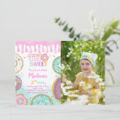 Rosa 2. Geburtstag Donut Party Foto Einladung (Stehend Vorderseite)