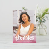 Rosa Abschluss Foto kühn Typografie moderne Chic Dankeskarte (Stehend Vorderseite)