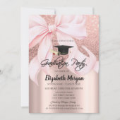 Rosa Abschlusskappe mit Schleife in Roségold Glitt Einladung (Vorderseite)