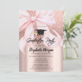 Rosa Abschlusskappe mit Schleife in Roségold Glitt Einladung (Stehend Vorderseite)