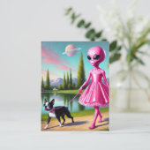 Rosa Alien, die ihre Boston Terrier betritt Postkarte (Stehend Vorderseite)