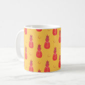 Rosa Ananas auf orangefarbenem Hintergrund. Nahtlo Kaffeetasse (Vorderseite Links)