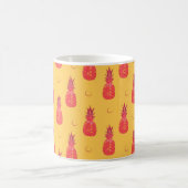 Rosa Ananas auf orangefarbenem Hintergrund. Nahtlo Kaffeetasse (Mittel)