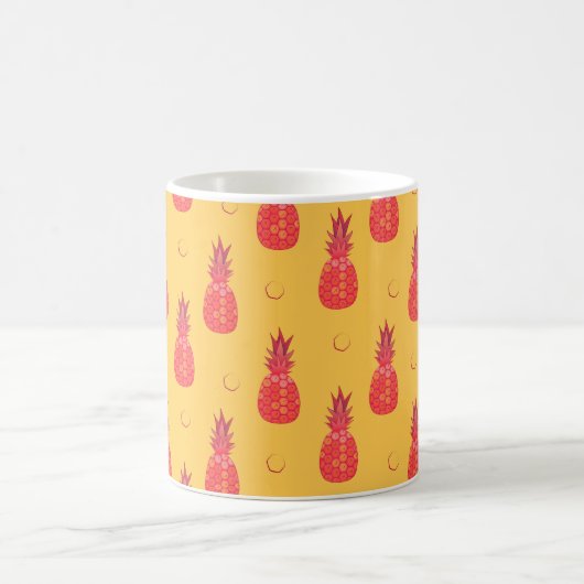 Rosa Ananas auf orangefarbenem Hintergrund. Nahtlo Kaffeetasse (Mittel)