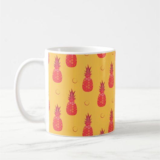 Rosa Ananas auf orangefarbenem Hintergrund. Nahtlo Kaffeetasse (Links)