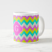 Rosa Aqua Gelb, Zickzack Quatrefolienmonogramm Jumbo-Tasse (Vorderseite Rechts)