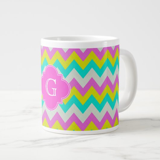 Rosa Aqua Gelb, Zickzack Quatrefolienmonogramm Jumbo-Tasse (Vorderseite Rechts)