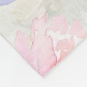 Rosa Aquarellblumen Familienname mit Monogramm Fleecedecke (Ecke)