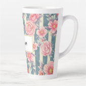 Rosa Aquarellfarben auf Streifen Milchtasse (Rechts)