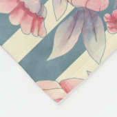 Rosa Aquarellfarben-Blume auf Streifen Monogramm Fleecedecke (Ecke)