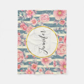Rosa Aquarellfarben-Blume auf Streifen Monogramm Fleecedecke (Vorderseite)