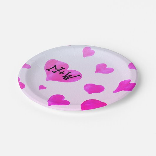 Rosa Aquarellherzen Eigene Namensinitialen Pappteller (Schrägansicht)