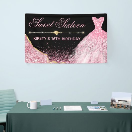 Rosa Aquarellkleid & Glam Edge Sweet 16 Banner (Messeveranstaltung)