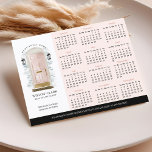 Rosa Aquarelltür Real Anwesen 2024 Kalender Postkarte<br><div class="desc">Schönes und elegantes real Anwesen Business 2024 Postkartenkalender. Unser Design zeichnet sich durch unsere eigene, handbemalte Aquarelltür aus. Konzentriert mit Touchs Gold auf dem Briefkasten Steckplatz, Türgriff und Türschild. Moderne, schwarze Außenleuchten und eine einladende Begrüßungstür runden dieses charmante Anwesen-Design ab. Personalisieren Sie Ihre persönlichen Daten mit Ihrem Firmennamen und optionalem...</div>