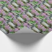 rosa Astilbe-Blumen- und -steinmuster Geschenkpapier (Ecke)