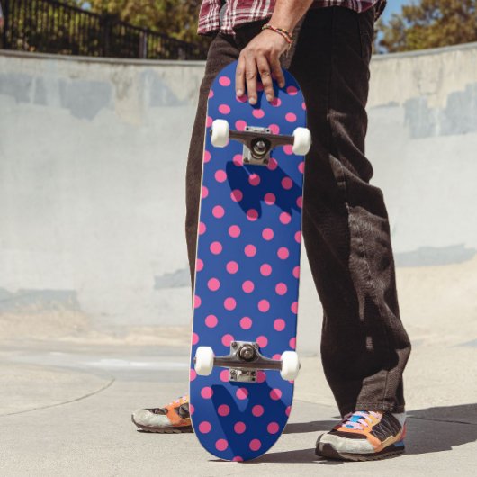 Rosa auf blauem Punkte-Muster-Design Skateboard