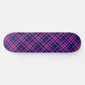 Rosa auf blauem Tartan Kariertes Muster Skateboard (Horizontal)