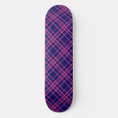 Rosa auf blauem Tartan Kariertes Muster Skateboard (Vorderseite)