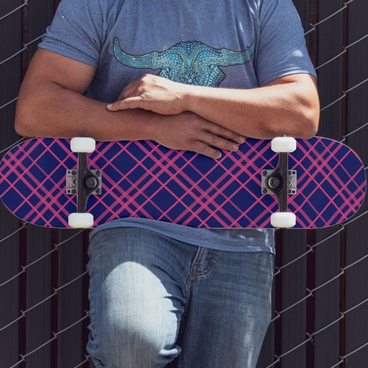 Rosa auf blauem Tartan Kariertes Muster Skateboard