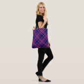 Rosa auf blauem Tartan Kariertes Muster Tasche (Am Model)