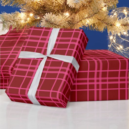 Rosa auf dem Maroon Red Tartan Kariertes Muster Geschenkpapier