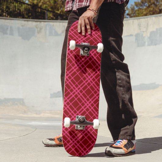 Rosa auf dem Maroon Red Tartan Kariertes Muster Skateboard