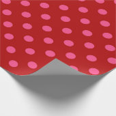 Rosa auf rotem Polka Dots Design Geschenkpapier (Ecke)