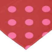 Rosa auf rotem Polka Dots Design Tischdecke (Schrägansicht)