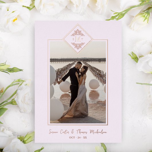 Rosa Ausgezeichnete Gold-Initialen für die Chic Ro Folieneinladung