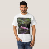 rosa Axolotl am Fluss, T-Shirt (Vorne ganz)