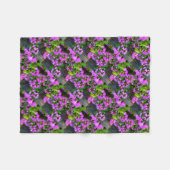 Rosa Azaleen Blume, rustikales Hinterhofholz Fleecedecke (Vorderseite (Horizontal))