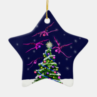 Rosa Baby-Drachen umkreisen einen Weihnachtsbaum Keramikornament