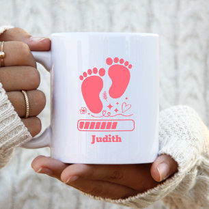 Rosa Baby lädt Kaffeetasse