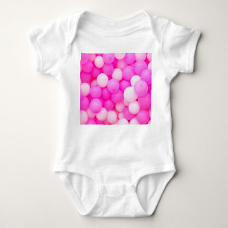 Rosa Balloons festes Hintergrunddesign. Baby Strampler