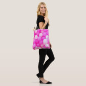 Rosa Balloons festes Hintergrunddesign. Tasche (Am Model)
