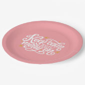 Rosa Behielt ruhig und fröhlich über Typografie Pappteller (Schrägansicht)