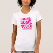Rosa beschriftendes Hakuna etwas Wodka T-Shirt (Vorderseite)
