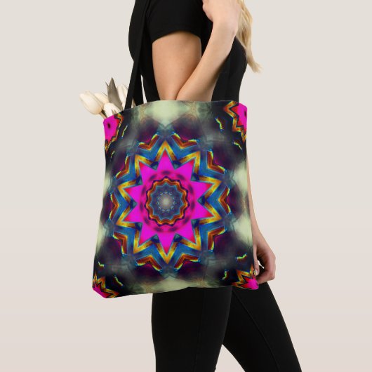 Rosa bis farbige Blume oder Stern im Kaleidoskop Tasche (Von Nahem)