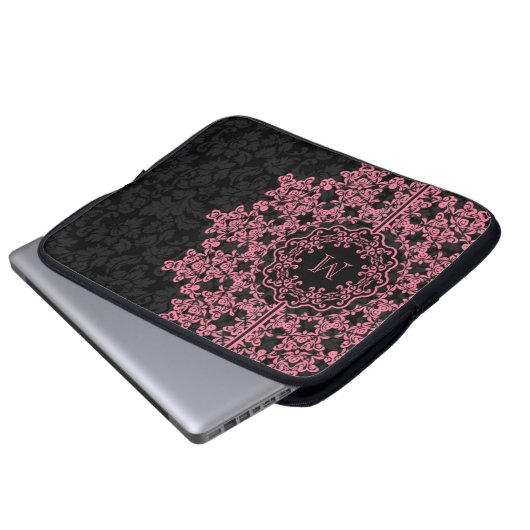 Rosa Bläserne schwarze Damasken Monogrammatikalisc Laptopschutzhülle (Vorne Knopf)