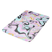 Rosa, blassblaue Schwarz und goldene Wirbel Fluid Badematte (Schrägansicht)