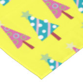 Rosa & Blau frohe Weihnachtsbaumen Gelb Tischdecke (Schrägansicht)