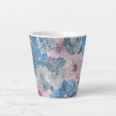 Rosa blaue Blumen funkeln Milchtasse (Vorderseite)