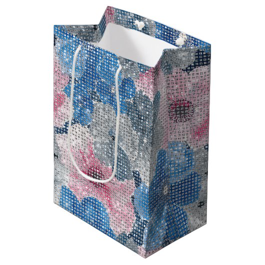 Rosa Blaue Blumen Mittlere Geschenktüte (Vorderseite Schrägansicht)