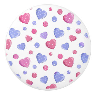 Rosa, blaue Herzen auf weißem Hintergrund. Keramikknauf