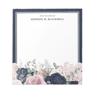 Rosa blaue Rose vom Schreibtisch aus Notizblock