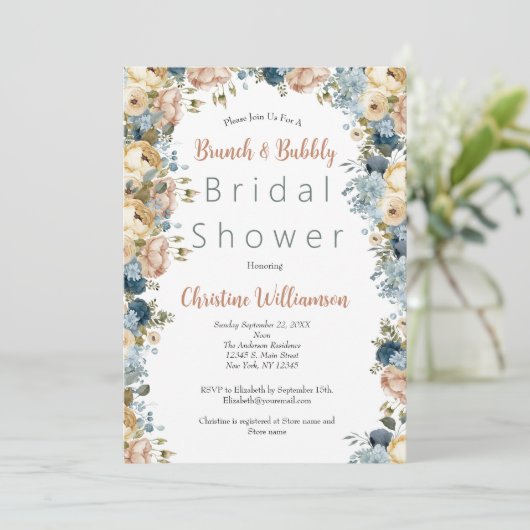 Rosa Blauer Weißer Blumenbrunch Bubbly Brautparty Einladung (Stehend Vorderseite)