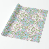 Rosa Blossom auf dem Patchwork der blauen und weiß Geschenkpapier (Ungerollt)
